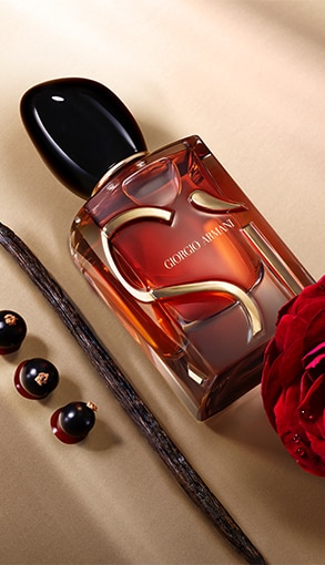 Parfum Giorgio Armani Sì în sticlă elegantă cu capac negru, prezentat pe fundal bej cu vanilie, fructe de pădure și trandafir roșu – lux și rafinament